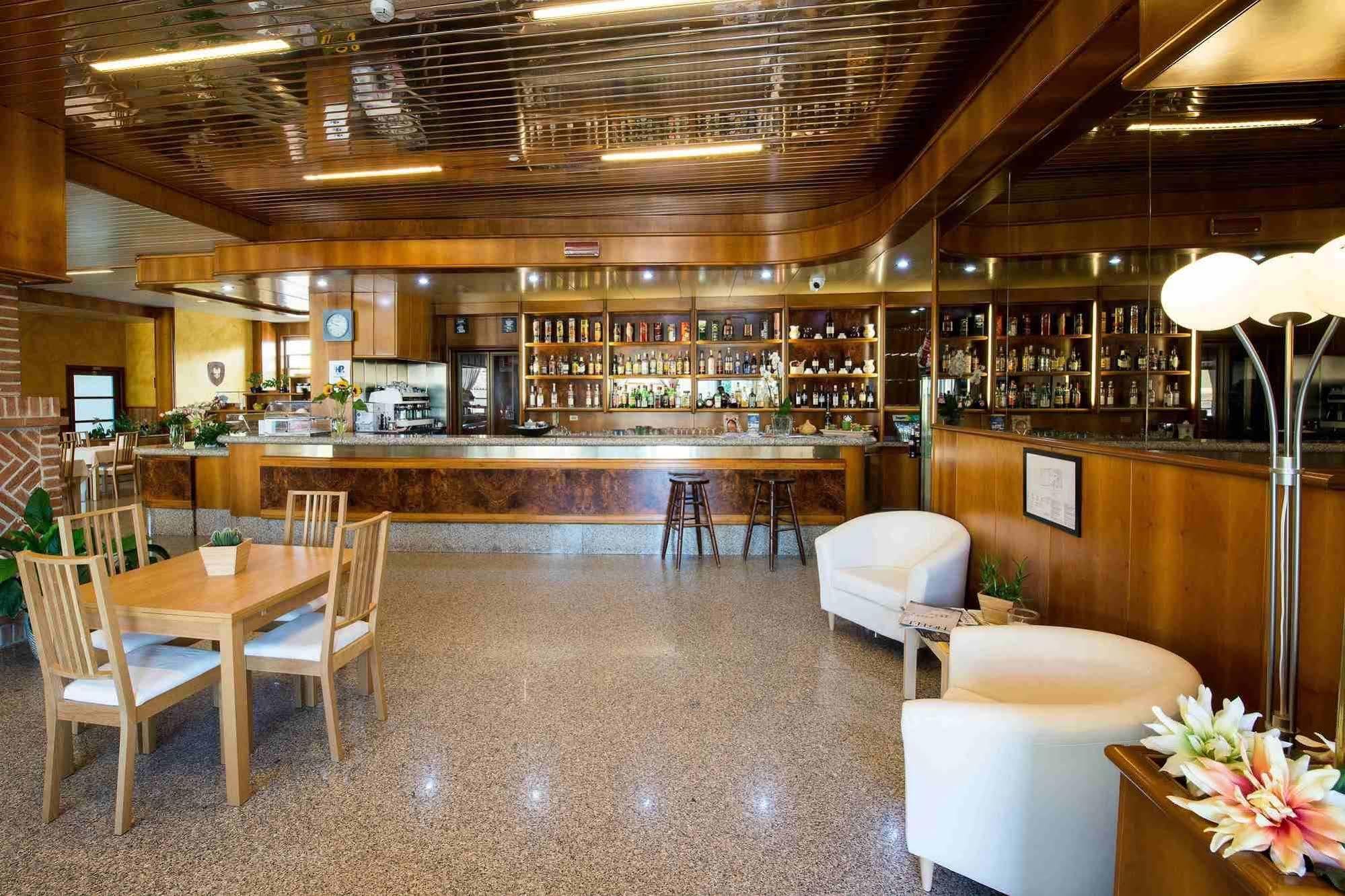 Hotel Route 9 Cadeo Dış mekan fotoğraf